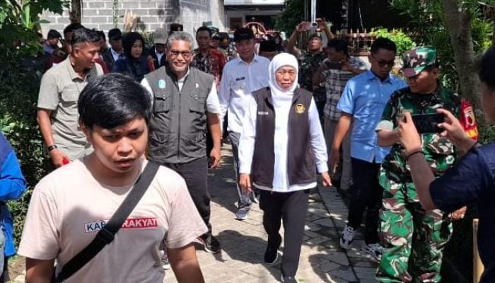 Kunjungi Bondowoso, Khofifah Tinjau Pavingisasi di Badean