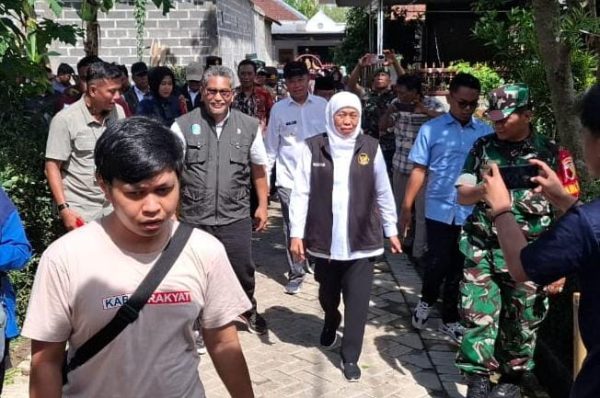 Kunjungi Bondowoso, Khofifah Tinjau Pavingisasi di Badean