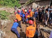 Tim SAR Trenggalek Terus Lakukan Evakuasi Pencarian Korban Benacana Tanah Longsor
