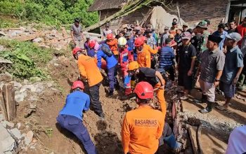 Tim SAR Trenggalek Terus Lakukan Evakuasi Pencarian Korban Benacana Tanah Longsor 2 Tim SAR Trenggalek Terus Lakukan Evakuasi Pencarian Korban Benacana Tanah Longsor