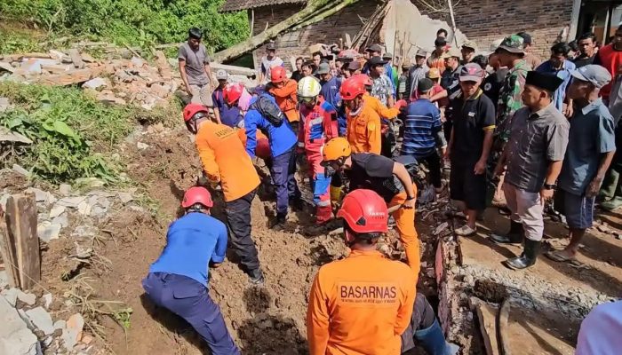 Tim SAR Trenggalek Terus Lakukan Evakuasi Pencarian Korban Benacana Tanah Longsor