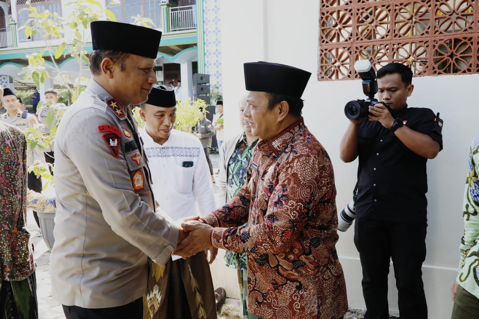Sambut Kapolda Jatim Silaturahmi ke Ponpes Miftahul Ulum Panyeppen, Wabup Pamekasan: Memperkuat Sinergi Ulama' & Polri 1 IMG 20251106 WA0116