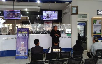 Polantas Bangkalan Berikan Edukasi Bagi Masyarakat yang Melakukan Perpanjangan SIM