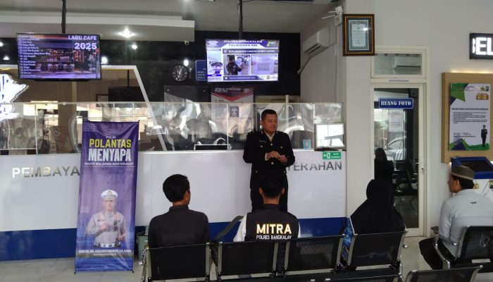 Polantas Bangkalan Berikan Edukasi Bagi Masyarakat yang Melakukan Perpanjangan SIM