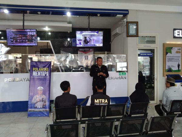 Polantas Bangkalan Berikan Edukasi Bagi Masyarakat yang Melakukan Perpanjangan SIM