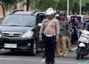 Polantas Trenggalek Bawa Bendera Merah Putih, Serukan Pengendara Mengheningkan Cipta 60 Detik