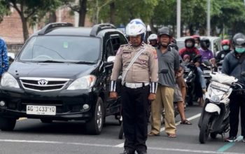 Polantas Trenggalek Bawa Bendera Merah Putih, Serukan Pengendara Mengheningkan Cipta 60 Detik