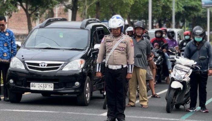 Polantas Trenggalek Bawa Bendera Merah Putih, Serukan Pengendara Mengheningkan Cipta 60 Detik