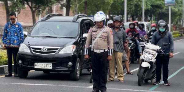 Polantas Trenggalek Bawa Bendera Merah Putih, Serukan Pengendara Mengheningkan Cipta 60 Detik