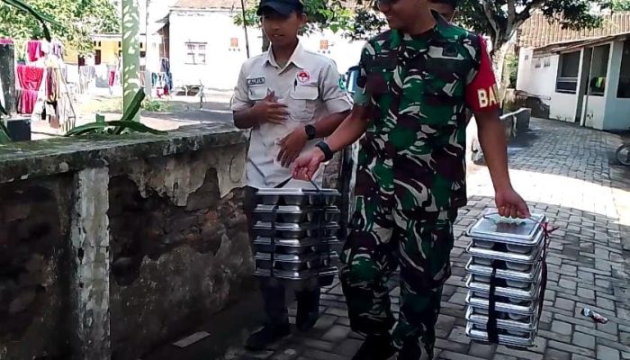 Pastikan Distribusi MBG Aman, Serda Didit Jalan Kaki Ke Siswa Penerima Manfaat
