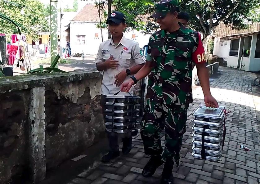 Pastikan Distribusi MBG Aman, Serda Didit Jalan Kaki Ke Siswa Penerima Manfaat