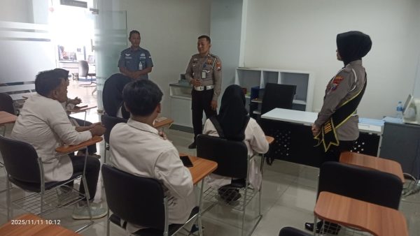 Satlantas Polres Sumenep Beri Penyuluhan SOP Pelayanan Satpas di Kampus Uniba