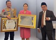 Berintegritas dan Berjiwa Sosial Tinggi: Professor Kurjum Serahkan Leadership Awards Kepada Kombes Pol Dr. Luthfie