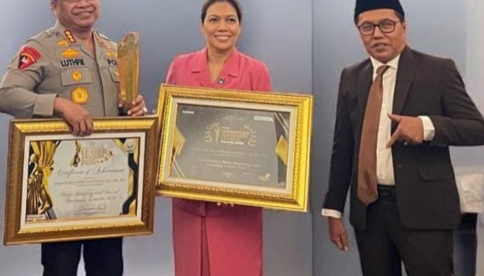 Berintegritas dan Berjiwa Sosial Tinggi: Professor Kurjum Serahkan Leadership Awards Kepada Kombes Pol Dr. Luthfie
