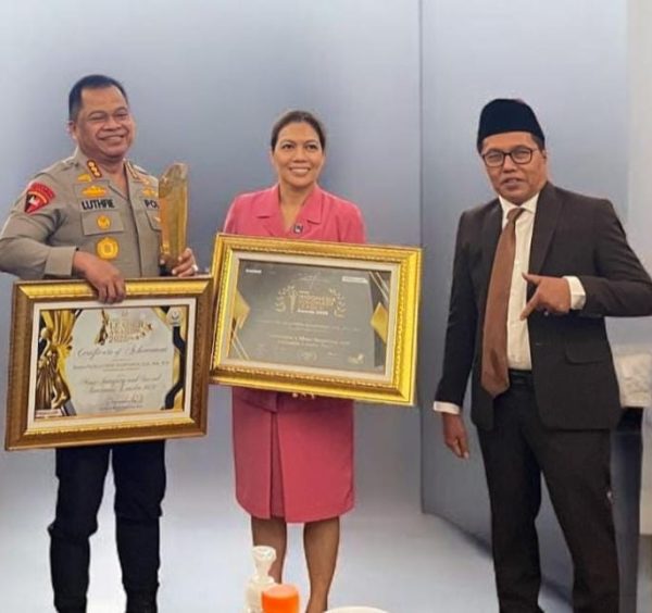 Berintegritas dan Berjiwa Sosial Tinggi: Professor Kurjum Serahkan Leadership Awards Kepada Kombes Pol Dr. Luthfie
