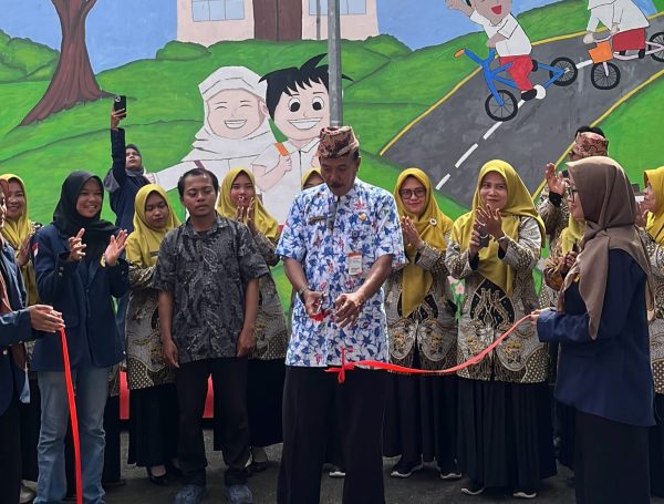 Aksi Peduli Pendidikan, Sulap Sekolah dengan Mural Cantik, Mahasiswa UTM Siap Menjadi Agent Of Change Melalui Penerapan Mata Kuliah Pancasila