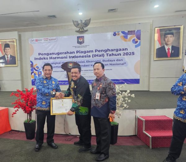 Bakesbangpol Sumenep Terima Penghargaan IHaI 2025 dari Kemendagri