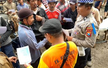 Satgas Operasi Zebra Semeru 2025 Gaungkan Keselamatan Berkendara di Pasar Hewan Trenggalek