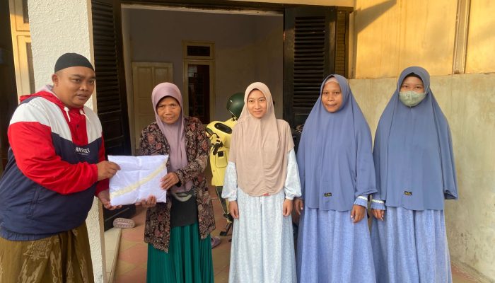 Hari Guru Nasional 2025, Ratusan Mukena untuk Guru Ngaji dari PWRI Sumenep