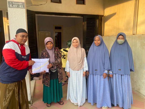 Hari Guru Nasional 2025, Ratusan Mukena untuk Guru Ngaji dari PWRI Sumenep