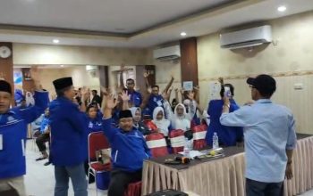 Suasana Musda PAN Pamekasan di Hotel PKPRI, Sabtu (29/11/2025), mendadak memanas. Kehadiran formatur dari luar struktur internal memicu penolakan keras peserta hingga forum terpaksa berakhir tanpa keputusan atau deadlock. Kondisi tersebut terjadi setelah peserta Musda menolak kehadiran satu nama formatur yang direkomendasikan DPP PAN tanpa melalui mekanisme internal. Sekretaris DPD PAN Pamekasan, Heru Budi Prayitno, menjelaskan bahwa seluruh tahapan awal Musda telah dijalankan sesuai ketentuan. Sebelum pelaksanaan Musda, peserta terlebih dahulu diminta membentuk tim formatur melalui mekanisme pemilihan. “Sebelum Musda dimulai, kami diminta memilih tim formatur. Dari proses itu, terpilih 13 orang formatur. Nama-nama tersebut kemudian dikirimkan ke DPP dan ditembuskan ke DPW,” jelas Heru, Senin (1/12/2025). Namun, menjelang malam pelaksanaan Musda, beredar informasi bahwa DPP PAN merekomendasikan satu nama tambahan sebagai formatur, yakni Farid, yang disebut berasal dari luar struktur internal PAN Pamekasan. “Kami terkejut karena yang bersangkutan tidak kami kenal rekam jejaknya di struktur PAN Pamekasan, meskipun istrinya adalah kader PAN dari salah satu sayap partai. Padahal, daftar formatur sudah difinalkan dan dikirim ke DPP,” ujarnya. Heru menilai masuknya nama tersebut tidak sesuai dengan mekanisme yang telah disepakati di tingkat daerah. Penolakan pun muncul dari peserta Musda yang hadir, sekitar 142 orang. “Peserta meminta kepada panitia agar Musda dihentikan demi menghindari potensi konflik. Karena itu, forum kami nyatakan deadlock,” katanya. Ia menambahkan bahwa seluruh peserta dan formatur menandatangani pernyataan penolakan terhadap formatur dari luar, yang kemudian disampaikan kepada DPP PAN sebagai laporan dan rekomendasi resmi. Sementara itu, Ketua DPD PAN Pamekasan, Abdul Haq, menyebut peristiwa serupa bukan pertama kali terjadi di internal partainya. “Kejadian seperti ini pernah terjadi pada Musda sebelumnya. Saat itu juga ada rekomendasi formatur dari luar daerah, yakni dari Sampang. Sekarang hal yang sama terulang,” ujarnya. Abdul Haq menegaskan pihaknya tetap berpegang pada 13 nama formatur yang telah ditetapkan melalui mekanisme internal di tingkat daerah. “Kami menolak adanya formatur dari luar struktur internal DPD PAN Pamekasan,” tegasnya. Di sisi lain, Farid menyatakan kepada sejumlah media bahwa dirinya telah ditetapkan sebagai Ketua Formatur DPD PAN Pamekasan bersama Mulyono sebagai anggota formatur. Menurutnya, penetapan itu diumumkan langsung oleh Ketua Umum DPP PAN, Zulkifli Hasan, dalam rangkaian Musda Serentak PAN. Farid menyebut Musda VI PAN Pamekasan sebagai momentum untuk memperkuat konsolidasi partai di daerah. Ia mengaku akan segera melakukan langkah-langkah lanjutan pasca-Musda. “Dalam waktu dekat kami akan sowan dan bersilaturahmi dengan senior serta tokoh PAN di Pamekasan,” katanya. Musda PAN Pamekasan Deadlock, Formatur Rekomendasi DPP Ditolak Peserta