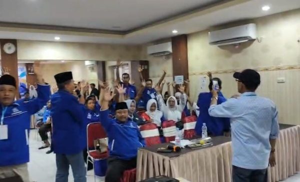 Suasana Musda PAN Pamekasan di Hotel PKPRI, Sabtu (29/11/2025), mendadak memanas. Kehadiran formatur dari luar struktur internal memicu penolakan keras peserta hingga forum terpaksa berakhir tanpa keputusan atau deadlock. Kondisi tersebut terjadi setelah peserta Musda menolak kehadiran satu nama formatur yang direkomendasikan DPP PAN tanpa melalui mekanisme internal. Sekretaris DPD PAN Pamekasan, Heru Budi Prayitno, menjelaskan bahwa seluruh tahapan awal Musda telah dijalankan sesuai ketentuan. Sebelum pelaksanaan Musda, peserta terlebih dahulu diminta membentuk tim formatur melalui mekanisme pemilihan. “Sebelum Musda dimulai, kami diminta memilih tim formatur. Dari proses itu, terpilih 13 orang formatur. Nama-nama tersebut kemudian dikirimkan ke DPP dan ditembuskan ke DPW,” jelas Heru, Senin (1/12/2025). Namun, menjelang malam pelaksanaan Musda, beredar informasi bahwa DPP PAN merekomendasikan satu nama tambahan sebagai formatur, yakni Farid, yang disebut berasal dari luar struktur internal PAN Pamekasan. “Kami terkejut karena yang bersangkutan tidak kami kenal rekam jejaknya di struktur PAN Pamekasan, meskipun istrinya adalah kader PAN dari salah satu sayap partai. Padahal, daftar formatur sudah difinalkan dan dikirim ke DPP,” ujarnya. Heru menilai masuknya nama tersebut tidak sesuai dengan mekanisme yang telah disepakati di tingkat daerah. Penolakan pun muncul dari peserta Musda yang hadir, sekitar 142 orang. “Peserta meminta kepada panitia agar Musda dihentikan demi menghindari potensi konflik. Karena itu, forum kami nyatakan deadlock,” katanya. Ia menambahkan bahwa seluruh peserta dan formatur menandatangani pernyataan penolakan terhadap formatur dari luar, yang kemudian disampaikan kepada DPP PAN sebagai laporan dan rekomendasi resmi. Sementara itu, Ketua DPD PAN Pamekasan, Abdul Haq, menyebut peristiwa serupa bukan pertama kali terjadi di internal partainya. “Kejadian seperti ini pernah terjadi pada Musda sebelumnya. Saat itu juga ada rekomendasi formatur dari luar daerah, yakni dari Sampang. Sekarang hal yang sama terulang,” ujarnya. Abdul Haq menegaskan pihaknya tetap berpegang pada 13 nama formatur yang telah ditetapkan melalui mekanisme internal di tingkat daerah. “Kami menolak adanya formatur dari luar struktur internal DPD PAN Pamekasan,” tegasnya. Di sisi lain, Farid menyatakan kepada sejumlah media bahwa dirinya telah ditetapkan sebagai Ketua Formatur DPD PAN Pamekasan bersama Mulyono sebagai anggota formatur. Menurutnya, penetapan itu diumumkan langsung oleh Ketua Umum DPP PAN, Zulkifli Hasan, dalam rangkaian Musda Serentak PAN. Farid menyebut Musda VI PAN Pamekasan sebagai momentum untuk memperkuat konsolidasi partai di daerah. Ia mengaku akan segera melakukan langkah-langkah lanjutan pasca-Musda. “Dalam waktu dekat kami akan sowan dan bersilaturahmi dengan senior serta tokoh PAN di Pamekasan,” katanya. Musda PAN Pamekasan Deadlock, Formatur Rekomendasi DPP Ditolak Peserta