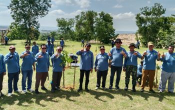 Gandeng DLH Sumenep, SKK Migas-KKKS Medco Energy Madura Offshore Pty Ltd Tanam 1.300 Bibit Pohon