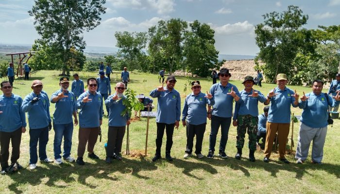 Gandeng DLH Sumenep, SKK Migas-KKKS Medco Energy Madura Offshore Pty Ltd Tanam 1.300 Bibit Pohon