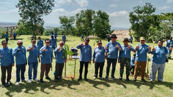 Gandeng DLH Sumenep, SKK Migas-KKKS Medco Energy Madura Offshore Pty Ltd Tanam 1.300 Bibit Pohon