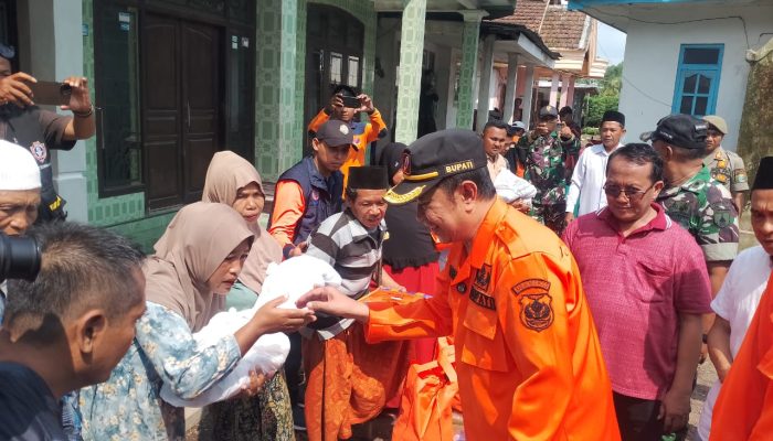 Turun Langsung Temui Korban Angin Kencang, Bupati Sumbang Sembako dan Kebutuhan Lain