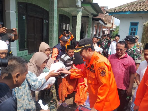 Turun Langsung Temui Korban Angin Kencang, Bupati Sumbang Sembako dan Kebutuhan Lain