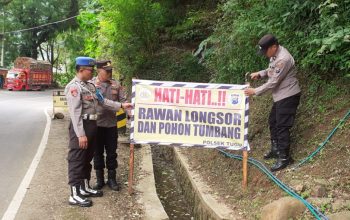 Rawan Tanah Longsor, Polisi Pasang Tanda Peringatan di Jalur Nasional Trenggalek-Ponorogo 3 Rawan Tanah Longsor, Polisi Pasang Tanda Peringatan di Jalur Nasional Trenggalek-Ponorogo