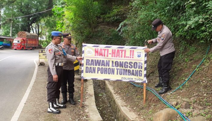 Rawan Tanah Longsor, Polisi Pasang Tanda Peringatan di Jalur Nasional Trenggalek-Ponorogo