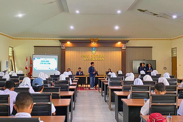 Mahasiswa UTM Gencarkan Sosialisasi Anti Bullying, Bekali Siswa SMKN 1 Bangkalan dengan Pesan “Jangan Membully, Itu Tidak Keren”