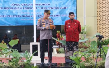 Dalam amanatnya, Kapolres Sumenep mengajak seluruh peserta untuk mendoakan para korban bencana alam yang terjadi di sejumlah wilayah Indonesia. Kapolres juga menegaskan bahwa Apel Gelar Pasukan merupakan bentuk pengecekan akhir kesiapan personel maupun sarana dan prasarana guna memastikan seluruh rangkaian pengamanan Natal dan Tahun Baru berjalan aman, tertib, dan lancar. Disampaikan pula bahwa potensi pergerakan masyarakat selama momentum Natal dan Tahun Baru 2025–2026 diperkirakan meningkat signifikan, disertai potensi cuaca ekstrem akibat pengaruh sistem siklonik dan puncak musim hujan. Oleh karena itu, Polri bersama seluruh stakeholder melaksanakan Operasi Lilin 2025 selama 14 hari, terhitung mulai 20 Desember 2025 hingga 2 Januari 2026.