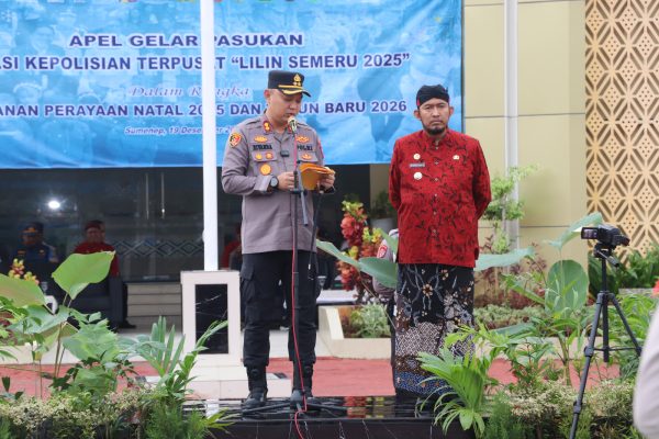 Dalam amanatnya, Kapolres Sumenep mengajak seluruh peserta untuk mendoakan para korban bencana alam yang terjadi di sejumlah wilayah Indonesia. Kapolres juga menegaskan bahwa Apel Gelar Pasukan merupakan bentuk pengecekan akhir kesiapan personel maupun sarana dan prasarana guna memastikan seluruh rangkaian pengamanan Natal dan Tahun Baru berjalan aman, tertib, dan lancar. Disampaikan pula bahwa potensi pergerakan masyarakat selama momentum Natal dan Tahun Baru 2025–2026 diperkirakan meningkat signifikan, disertai potensi cuaca ekstrem akibat pengaruh sistem siklonik dan puncak musim hujan. Oleh karena itu, Polri bersama seluruh stakeholder melaksanakan Operasi Lilin 2025 selama 14 hari, terhitung mulai 20 Desember 2025 hingga 2 Januari 2026.