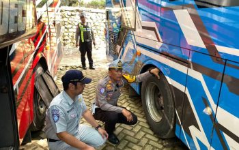 Hari Pertama Operasi Lilin Semeru 2025, Polres Trenggalek Tancap Gas Lakukan Ramp Chek Kendaraan Wisata