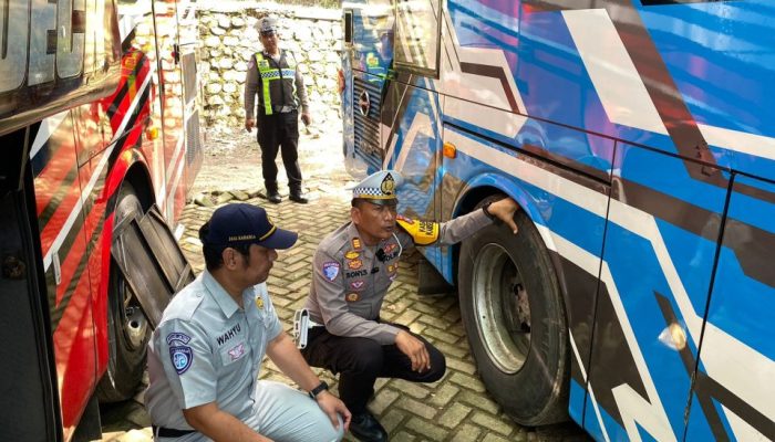 Hari Pertama Operasi Lilin Semeru 2025, Polres Trenggalek Tancap Gas Lakukan Ramp Chek Kendaraan Wisata