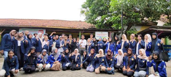 Menggerakkan Pancasila dari Kampus ke Desa, Pengabdian Mahasiswa Sastra Inggris UTM di TK Dharma Wanita Persatuan 02 Telang