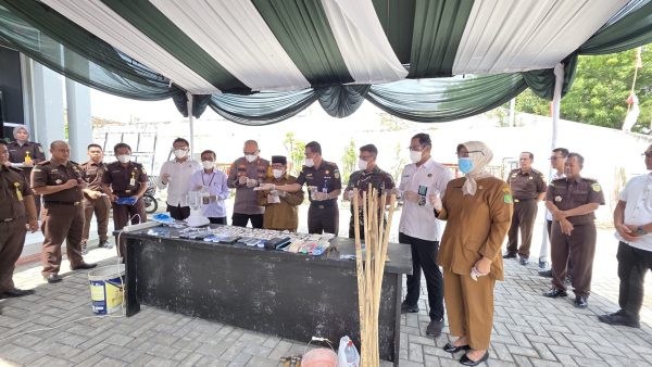 Kejari Sumenep Musnahkan Barang Bukti 53 Perkara Inkracht