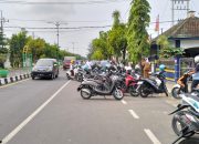 Lemahnya Pengawasan Disperkimhub, Kendaraan Tutupi Sebagian Jalan di Depan KPP Pratama Sumenep