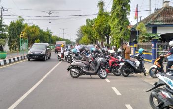 Lemahnya Pengawasan Disperkimhub, Kendaraan Tutupi Sebagian Jalan di Depan KPP Pratama Sumenep