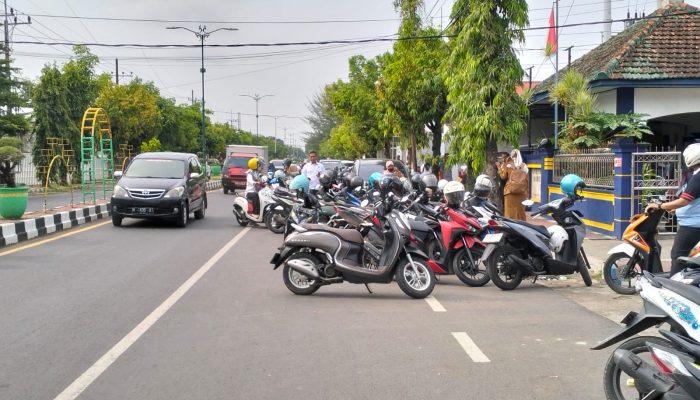 Lemahnya Pengawasan Disperkimhub, Kendaraan Tutupi Sebagian Jalan di Depan KPP Pratama Sumenep
