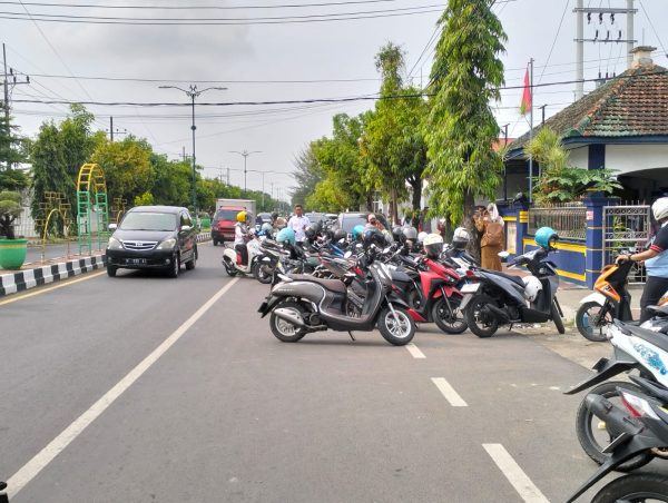 Lemahnya Pengawasan Disperkimhub, Kendaraan Tutupi Sebagian Jalan di Depan KPP Pratama Sumenep