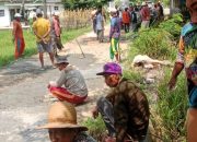 Ambil Peran Pemerintah, Warga Pulau Sapudi Gotong Royong Perbaiki Jalan Kabupaten
