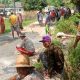 Ambil Peran Pemerintah, Warga Pulau Sapudi Gotong Royong Perbaiki Jalan Kabupaten