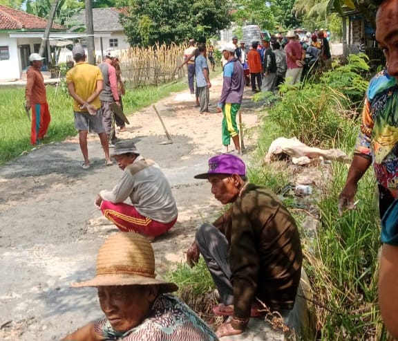 Ambil Peran Pemerintah, Warga Pulau Sapudi Gotong Royong Perbaiki Jalan Kabupaten