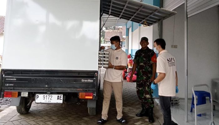 Dampingi Pendistribusian MBG, Babinsa Grujugan Kidul Wujudkan Sinegitas TNI Masyarakat