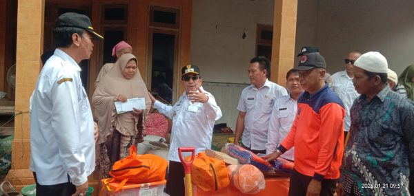 Pemkab Sumenep Serahkan Bantuan Bagi Warga yang Terdampak Bencana Alam, Wabup Imam Hasyim Pastikan Tertangani dengan Baik