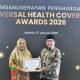 Penghargaan UHC Award 2026 diterima langsung oleh Wakil Bupati Sumenep KH. Imam Hasyim, didampingi Kepala DKP2KB Sumenep serta jajaran pimpinan BPJS Kesehatan setempat.